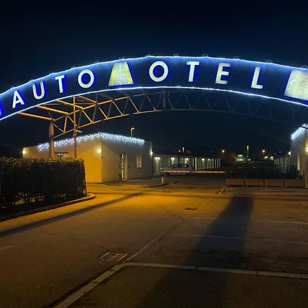 מלון Autohotel 3*