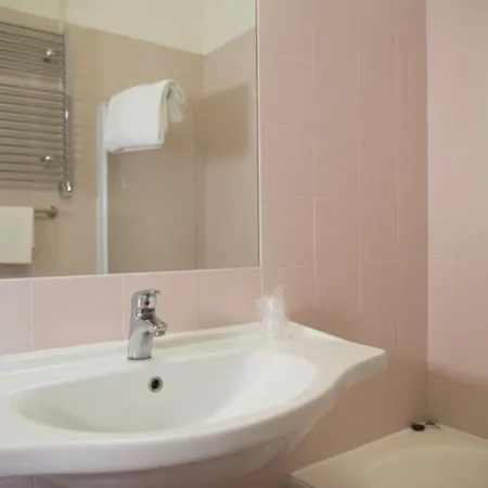 מלון Autohotel 3*